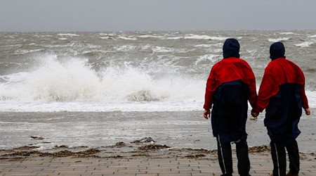 Herbststurm «Joshua» sorgt in Niedersachsen für Feuerwehreinsätze, der Sturm hat unter anderem Teile eines Kirchendachs auf Borkum angehoben. (Symbolbild) / Foto: Frank Molter/dpa Herbststurm «Joshua» sorgt in Niedersachsen für Feuerwehreinsätze, der Sturm hat unter anderem Teile eines Kirchendachs auf Borkum angehoben. (Symbolbild) / Foto: Frank Molter/dpa