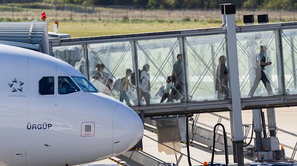 Im September sind bereits zweimal Menschen aus Afghanistan nach Hannover gebracht worden. (Archivbild) / Foto: Michael Matthey/dpa Im September sind bereits zweimal Menschen aus Afghanistan nach Hannover gebracht worden. (Archivbild) / Foto: Michael Matthey/dpa