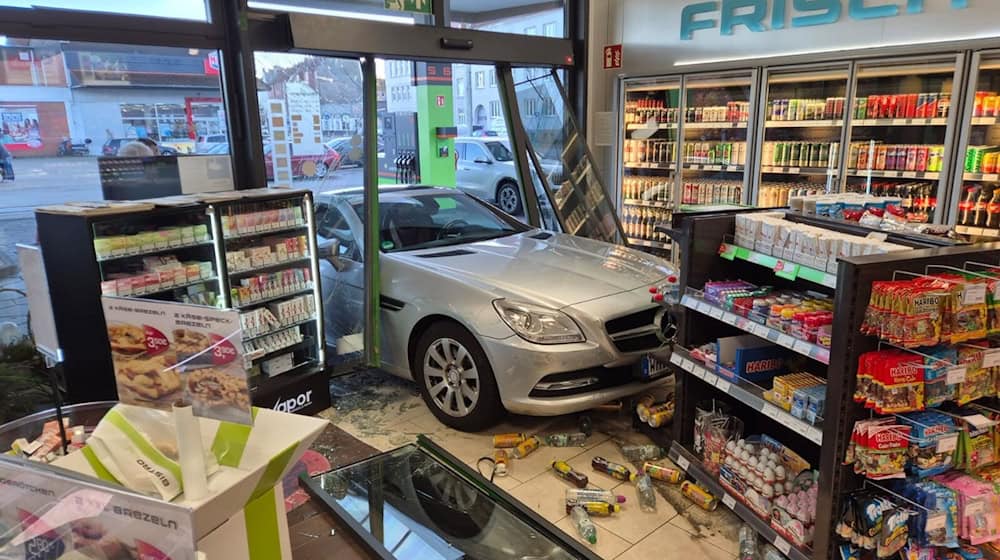 In Wilhelmshaven ist eine 65-Jährige mit ihrem Auto in den Verkaufsraum einer Tankstelle gefahren. / Foto: --/Polizeiinspektion Wilhelmshaven/Friesland/dpa