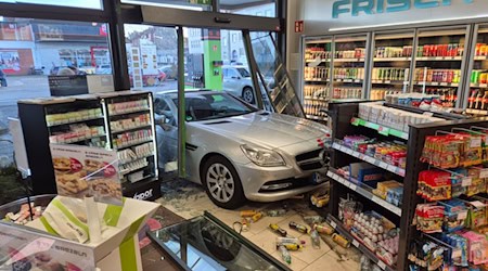 In Wilhelmshaven ist eine 65-Jährige mit ihrem Auto in den Verkaufsraum einer Tankstelle gefahren. / Foto: --/Polizeiinspektion Wilhelmshaven/Friesland/dpa In Wilhelmshaven ist eine 65-Jährige mit ihrem Auto in den Verkaufsraum einer Tankstelle gefahren. / Foto: --/Polizeiinspektion Wilhelmshaven/Friesland/dpa