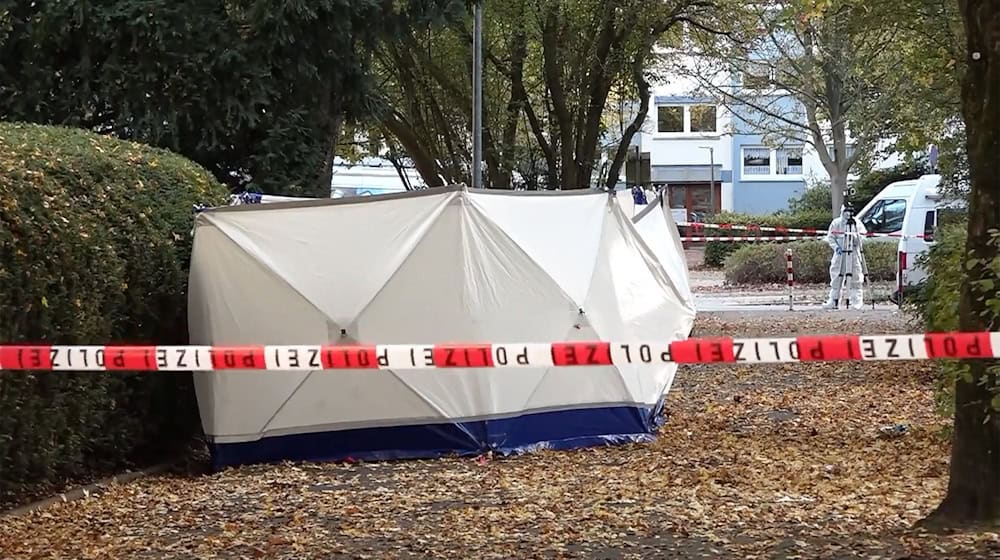 Ein maskierter Mann hat auf eine Frau eingestochen, als sie ihr Wohnhaus in Bremen verließ. Auch ihr Sohn wurde verletzt. / Foto: Kai Moorschlatt/dpa