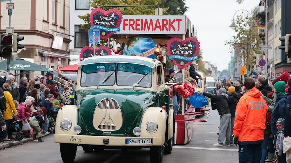 Geschmückte Wagen ziehen beim Freimarktsumzug durch die Bremer Neustadt. / Foto: Focke Strangmann/dpa Geschmückte Wagen ziehen beim Freimarktsumzug durch die Bremer Neustadt. / Foto: Focke Strangmann/dpa