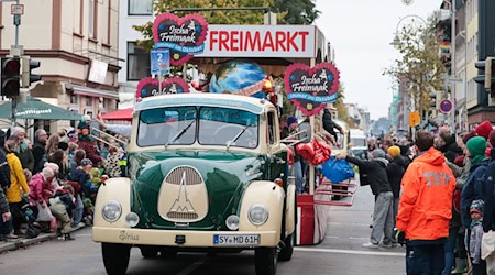 Geschmückte Wagen ziehen beim Freimarktsumzug durch die Bremer Neustadt. / Foto: Focke Strangmann/dpa Geschmückte Wagen ziehen beim Freimarktsumzug durch die Bremer Neustadt. / Foto: Focke Strangmann/dpa