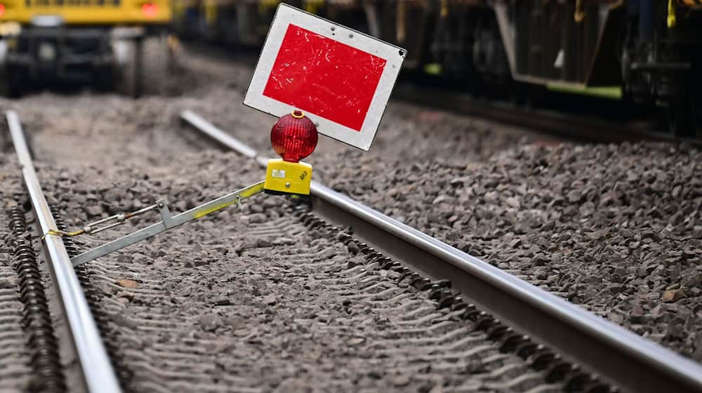 Wegen eines Feuerwehreinsatzes wurde die Bahnstrecke zwischen Verden und Rotenburg vorübergehend gesperrt. (Symbolbild) / Foto: Sebastian Christoph Gollnow/dpa