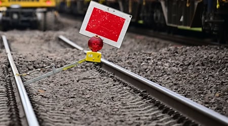 Wegen eines Feuerwehreinsatzes wurde die Bahnstrecke zwischen Verden und Rotenburg vorübergehend gesperrt. (Symbolbild) / Foto: Sebastian Christoph Gollnow/dpa