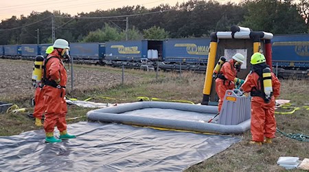 Die Bahnstrecke im Landkreis Verden, bei der Gefahrgut von einem Güterzug ausgetreten war, ist wieder frei gegeben. / Foto: Kai Moorschlatt/dpa