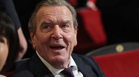 Ex-Kanzler Gerhard Schröder wird im Untersuchungsausschuss des Schweriner Landtags zur Erdgasleitung Nord Stream 2 als Zeuge befragt. (Archivbild) / Foto: Jens Büttner/dpa POOL/dpa