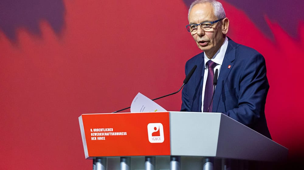 IGBCE-Chef Michael Vassiliadis wurde auf dem Gewerkschaftskongress mit großer Mehrheit im Amt bestätigt. (Archivbild) / Foto: Michael Matthey/dpa