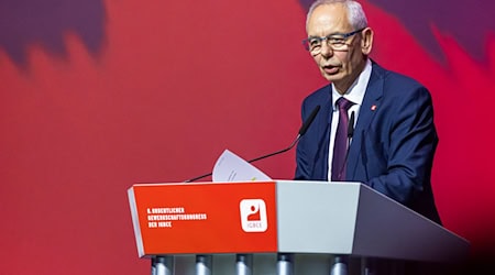 IGBCE-Chef Michael Vassiliadis wurde auf dem Gewerkschaftskongress mit großer Mehrheit im Amt bestätigt. (Archivbild) / Foto: Michael Matthey/dpa