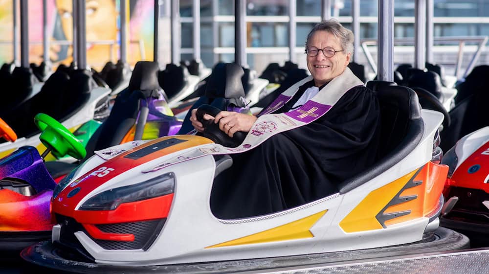 Der Bremer Pastor Friedhelm Blüthner predigte bei einem Gottesdienst am Reformationstag im Autoscooter auf dem Freimarkt. / Foto: Hauke-Christian Dittrich/dpa Der Bremer Pastor Friedhelm Blüthner predigte bei einem Gottesdienst am Reformationstag im Autoscooter auf dem Freimarkt. / Foto: Hauke-Christian Dittrich/dpa
