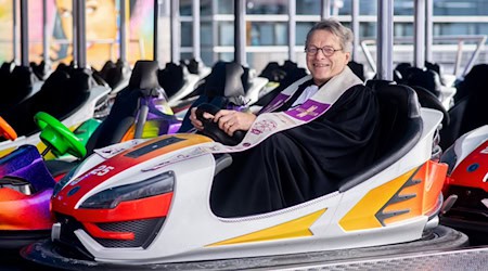 Der Bremer Pastor Friedhelm Blüthner predigte bei einem Gottesdienst am Reformationstag im Autoscooter auf dem Freimarkt. / Foto: Hauke-Christian Dittrich/dpa Der Bremer Pastor Friedhelm Blüthner predigte bei einem Gottesdienst am Reformationstag im Autoscooter auf dem Freimarkt. / Foto: Hauke-Christian Dittrich/dpa