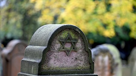 In Rinteln wurden zehn jüdische Grab- und Gedenksteine umgeworfen, in Obernkirchen wurde ein jüdischer Gedenkstein mit verfassungsfeindlichen Schriftzügen beschmiert. (Symbolbild)  / Foto: Federico Gambarini/dpa