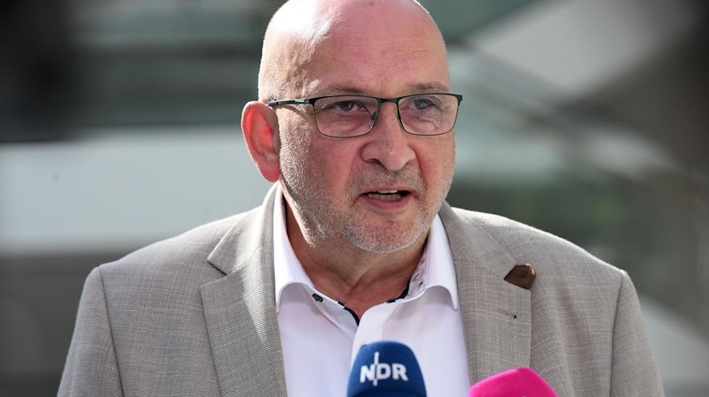 Bahnt sich in der rot-grünen Koalition ein Streit ums Verbrenner-Aus an? Grünen-Fraktionschef Schulz-Hendel beschwört Einigkeit. / Foto: Shireen Broszies/dpa