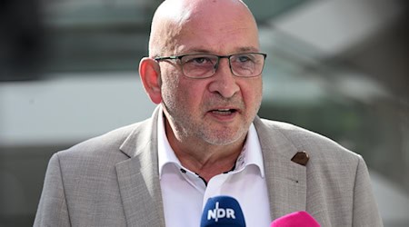 Bahnt sich in der rot-grünen Koalition ein Streit ums Verbrenner-Aus an? Grünen-Fraktionschef Schulz-Hendel beschwört Einigkeit. / Foto: Shireen Broszies/dpa