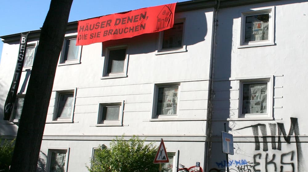 Mehr als 75 Personen haben ein leerstehendes Haus in Bremen besetzt. / Foto: Kai Moorschlatt/dpa