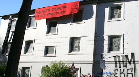 Mehr als 75 Personen haben ein leerstehendes Haus in Bremen besetzt. / Foto: Kai Moorschlatt/dpa