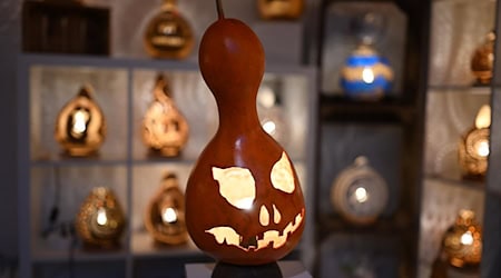 Eine handgefertigte Lampe aus einem Flaschenkürbis - mit Halloween-Fratze. / Foto: Shireen Broszies/dpa Eine handgefertigte Lampe aus einem Flaschenkürbis - mit Halloween-Fratze. / Foto: Shireen Broszies/dpa