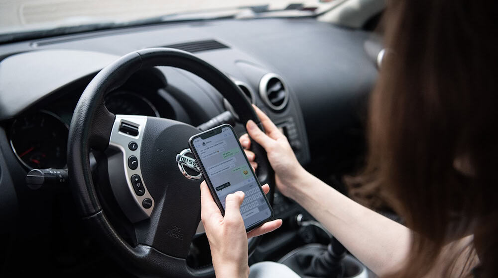 Kurzer Blick aufs Handy: Unaufmerksamkeit ist laut Unfallforschern eine der häufigsten Unfallursachen. (Symbolbild) / Foto: Melissa Erichsen/dpa