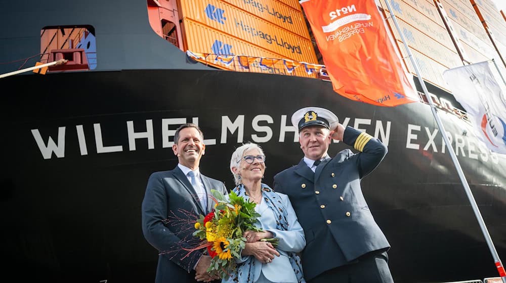 Wibke Friedrichs-Firmin übernahm die Schiffstaufe der «Wilhelmshaven Express». / Foto: Sina Schuldt/dpa Wibke Friedrichs-Firmin übernahm die Schiffstaufe der «Wilhelmshaven Express». / Foto: Sina Schuldt/dpa