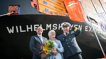 Wibke Friedrichs-Firmin übernahm die Schiffstaufe der «Wilhelmshaven Express». / Foto: Sina Schuldt/dpa Wibke Friedrichs-Firmin übernahm die Schiffstaufe der «Wilhelmshaven Express». / Foto: Sina Schuldt/dpa