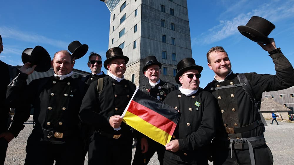 Schornsteinfeger aus Sachsen-Anhalt und Niedersachsen begehen den Tag der Deutschen Einheit auf dem Brocken.  / Foto: Matthias Bein/dpa