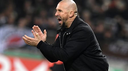 Ist nach dem Pokal-Aus mit der TSG Hoffenheim in Wolfsburg gefordert: Trainer Christian Ilzer. / Foto: Daniel Bockwoldt/dpa Ist nach dem Pokal-Aus mit der TSG Hoffenheim in Wolfsburg gefordert: Trainer Christian Ilzer. / Foto: Daniel Bockwoldt/dpa