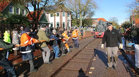 Für den ungewöhnlichen Transport durchs Inseldorf war Muskelkraft gefragt.  / Foto: Peter Kuchenbuch-Hanken/dpa