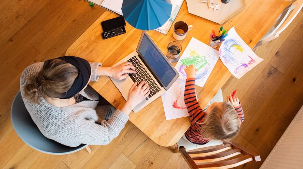 Das Arbeiten von zu Hause bleibt für viele attraktiv – etwa um Beruf und Familie besser zu verbinden. (Symbolbild) / Foto: Julian Stratenschulte/dpa