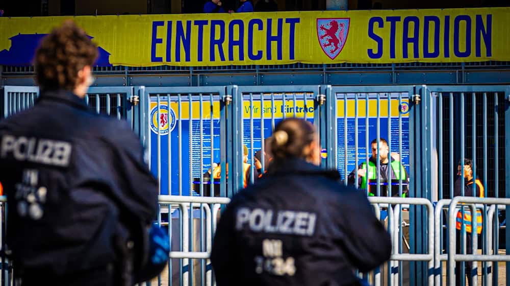 Beim Derby zwischen Braunschweig und Hannover soll es keine personalisierten Tickets geben. / Foto: Moritz Frankenberg/dpa