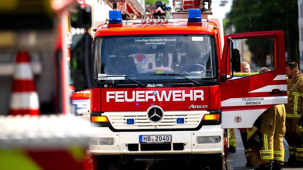 In der Nacht rückte die Feuerwehr in Bremen zu zwei Einsätzen aus. (Symbolbild) / Foto: Sina Schuldt/dpa In der Nacht rückte die Feuerwehr in Bremen zu zwei Einsätzen aus. (Symbolbild) / Foto: Sina Schuldt/dpa