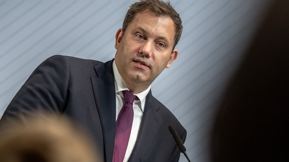 Über sein Bundestagsbüro hat Vizekanzler Klingbeil eine Warnung abgesetzt. (Archivbild) / Foto: Michael Kappeler/dpa