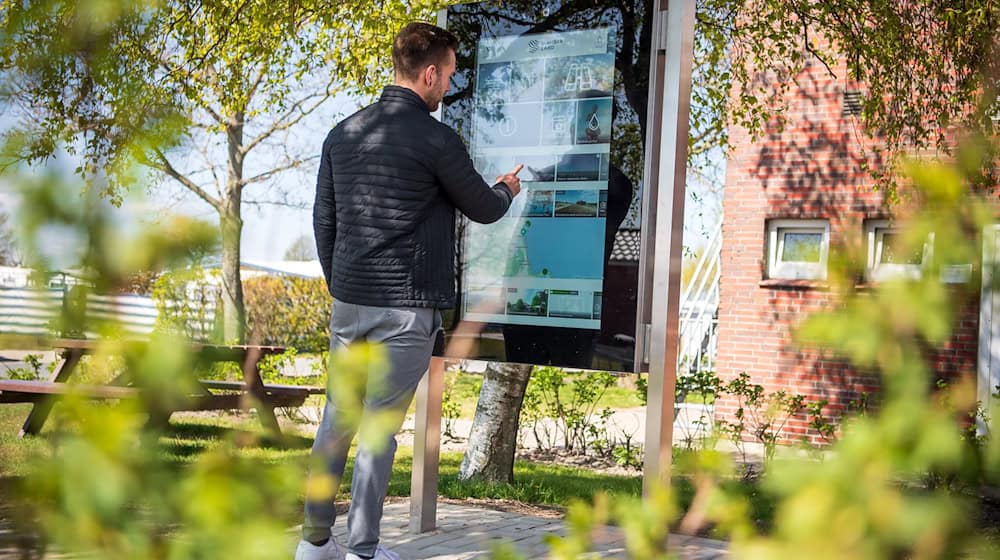 Im friesischen Wangerland hilft ein digitales Besucherlenkungssystem lange Schlangen an Attraktionen und Stränden zu vermeiden. (Archivbild) / Foto: Sina Schuldt/dpa Im friesischen Wangerland hilft ein digitales Besucherlenkungssystem lange Schlangen an Attraktionen und Stränden zu vermeiden. (Archivbild) / Foto: Sina Schuldt/dpa