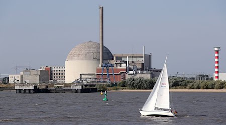 Das stillgelegte Kernkraftwerk Stade an der Elbe bei Stade wird mit einem Kunstprojekt verabschiedet. / Foto: picture alliance / dpa Das stillgelegte Kernkraftwerk Stade an der Elbe bei Stade wird mit einem Kunstprojekt verabschiedet. / Foto: picture alliance / dpa