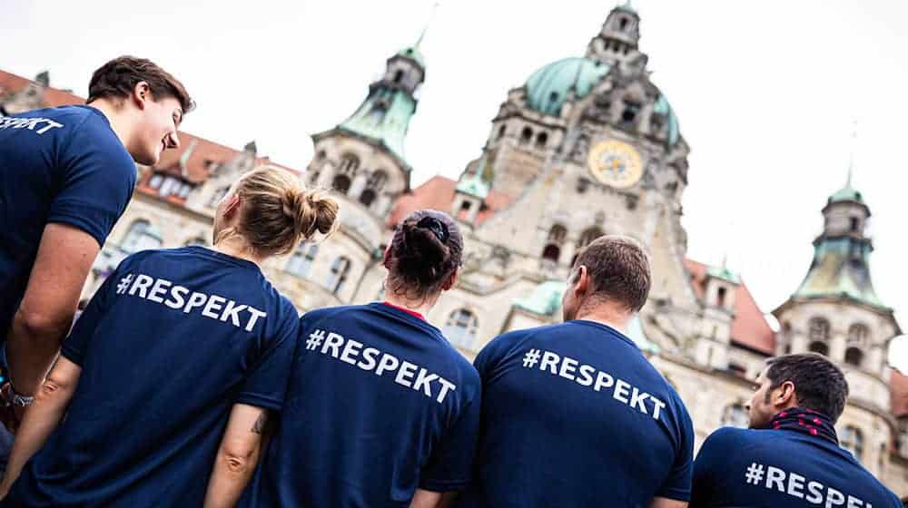 Start und Ziel waren auf dem Platz der Menschenrechte vor dem Neuen Rathaus in Hannover.  / Foto: Moritz Frankenberg/dpa