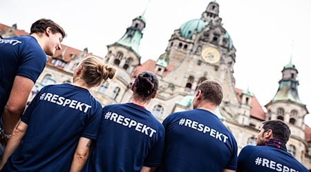 Start und Ziel waren auf dem Platz der Menschenrechte vor dem Neuen Rathaus in Hannover.  / Foto: Moritz Frankenberg/dpa