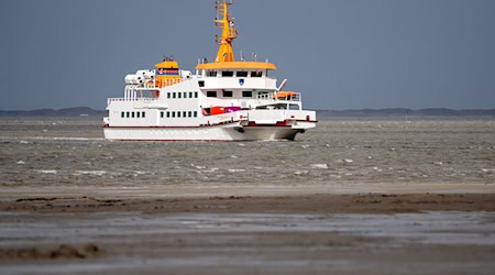 Reisende sollen sich wegen erwarteter höherer Wasserstände über Fährabfahrten von und zu den Inseln vor Reisebeginn informieren. (Archivbild)  / Foto: Hauke-Christian Dittrich/dpa