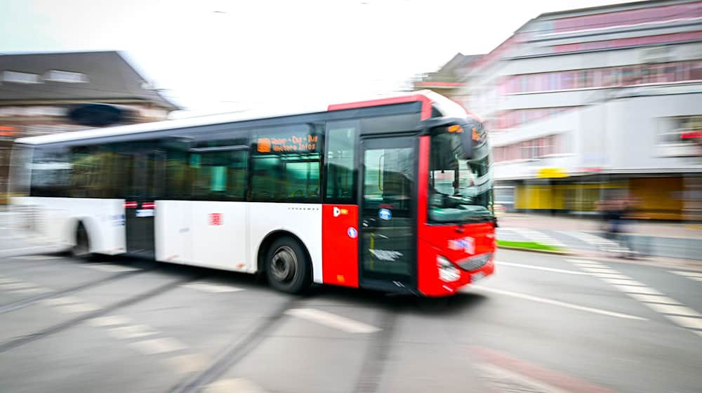 Ein 21-jähriger Autofahrer geriet auf die Busspur - dort prallte sein Wagen mit einem Bus zusammen. (Symbolbild) / Foto: Sina Schuldt/dpa