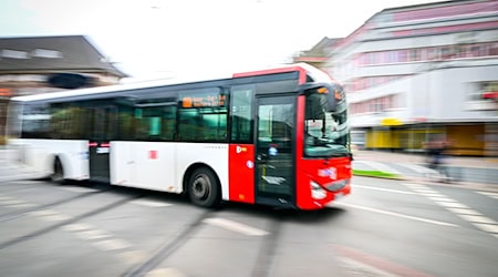 Ein 21-jähriger Autofahrer geriet auf die Busspur - dort prallte sein Wagen mit einem Bus zusammen. (Symbolbild) / Foto: Sina Schuldt/dpa Ein 21-jähriger Autofahrer geriet auf die Busspur - dort prallte sein Wagen mit einem Bus zusammen. (Symbolbild) / Foto: Sina Schuldt/dpa