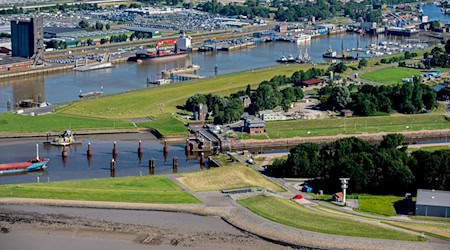 Mehr als 60 Millionen Euro investiert das Land Niedersachsen zusätzlich in den Emder Hafen. (Archivbild) / Foto: Hauke-Christian Dittrich/dpa