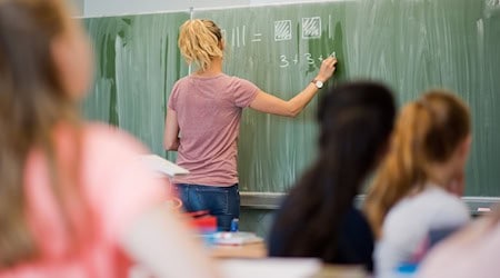 Reform des Schulgesetzes: Kinder sollen früher lernen, wie Mitbestimmung funktioniert – Lehrerinnen und Lehrer bekommen mehr Gestaltungsspielraum. (Archivbild) / Foto: Julian Stratenschulte/dpa