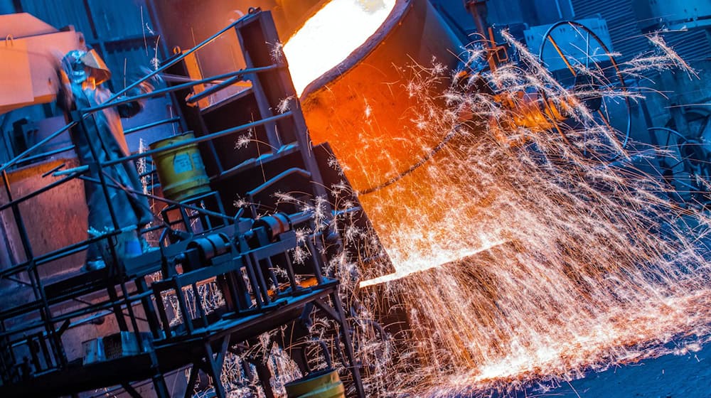 Metall-Arbeitgeber wollen laut einer Umfrage statt einer täglichen eine wöchentliche Höchstarbeitszeit. (Archivbild) / Foto: Jens Büttner/dpa-Zentralbild/dpa