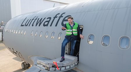 Fabrizio Sepe betrachtet die Tragflächen seines Airbus A310. Der Serengeti-Park will den Flieger zu einem Restaurant umrüsten.  / Foto: Ole Spata/dpa