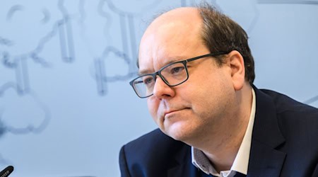 Minister Meyer meint: Auf Verpackungen soll auch deutlicher darauf hingewiesen werden, dass Feuchttücher nicht in die Toilette gehören. / Foto: Julian Stratenschulte/dpa
