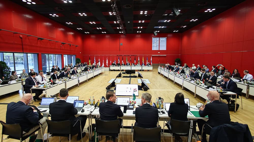 Die Ministerpräsidenten aller 16 Bundesländer haben sich für ein stärkeres Engagement des Bundes bei Investitionen in die Häfen ausgesprochen. / Foto: Hannes P. Albert/dpa