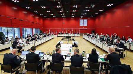 Die Ministerpräsidenten aller 16 Bundesländer haben sich für ein stärkeres Engagement des Bundes bei Investitionen in die Häfen ausgesprochen. / Foto: Hannes P. Albert/dpa