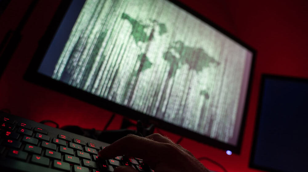 Unter dem Namen «White Tiger» soll ein junger Mann im Internet Kinder und Jugendliche sexuell missbraucht haben. (Symbolbild) / Foto: Nicolas Armer/dpa