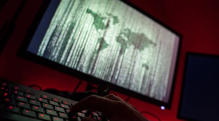 Unter dem Namen «White Tiger» soll ein junger Mann im Internet Kinder und Jugendliche sexuell missbraucht haben. (Symbolbild) / Foto: Nicolas Armer/dpa