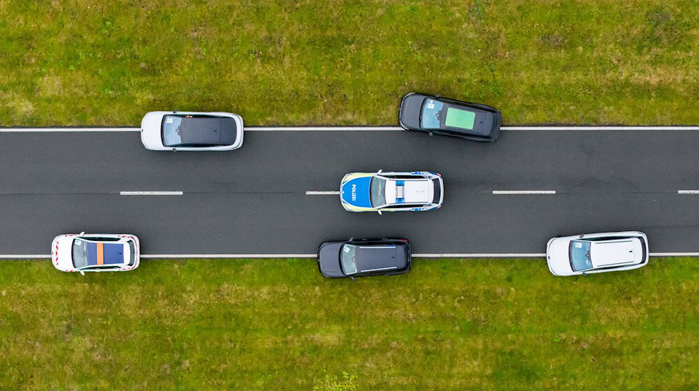 Fahrzeuge können sich dank «Car2x»-Technik untereinander verständigen. / Foto: Julian Stratenschulte/dpa