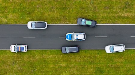 Fahrzeuge können sich dank «Car2x»-Technik untereinander verständigen. / Foto: Julian Stratenschulte/dpa