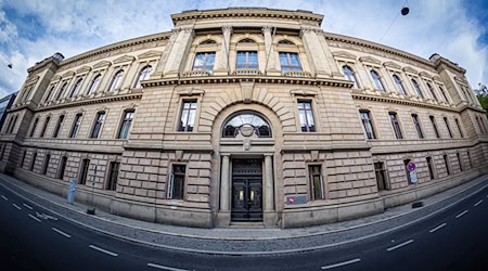 Vor dem Landgericht müssen sich weitere Ex-VW-Manager wegen des Diesel-Skandals verantworten. (Archivfoto) / Foto: Moritz Frankenberg/dpa Neues Großverfahren im VW-Dieselskandal startet im November